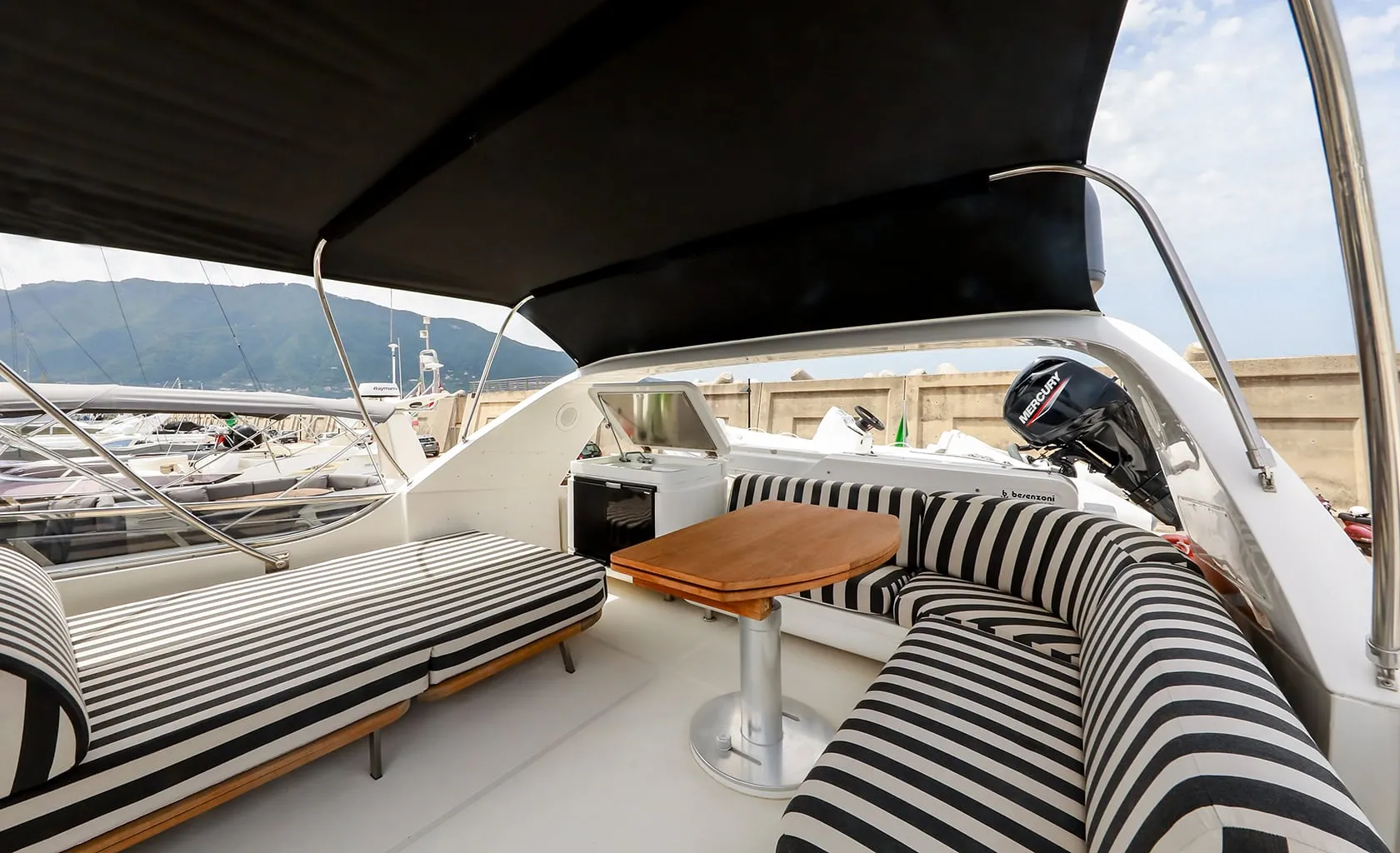 SERENITY III Flybridge