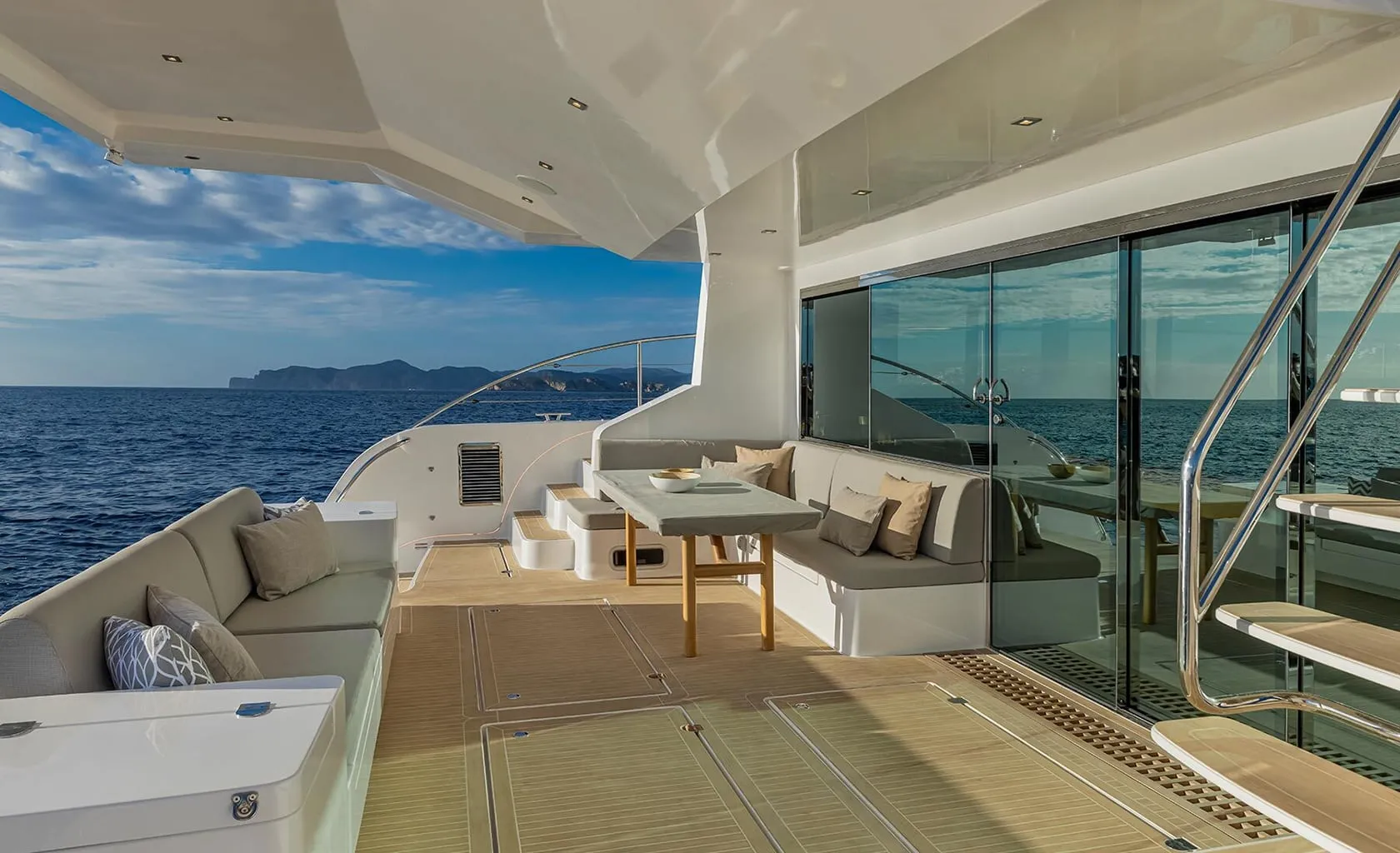 SILENT DREAM Aft deck