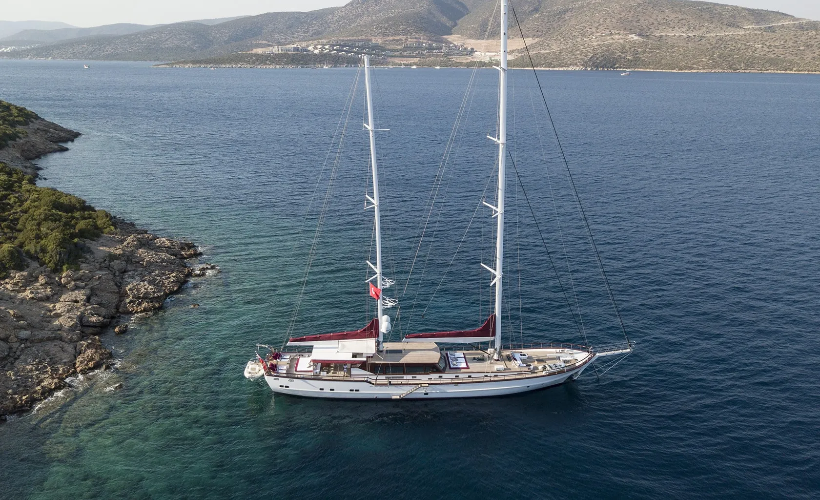 THAT'S AMORE Anchored