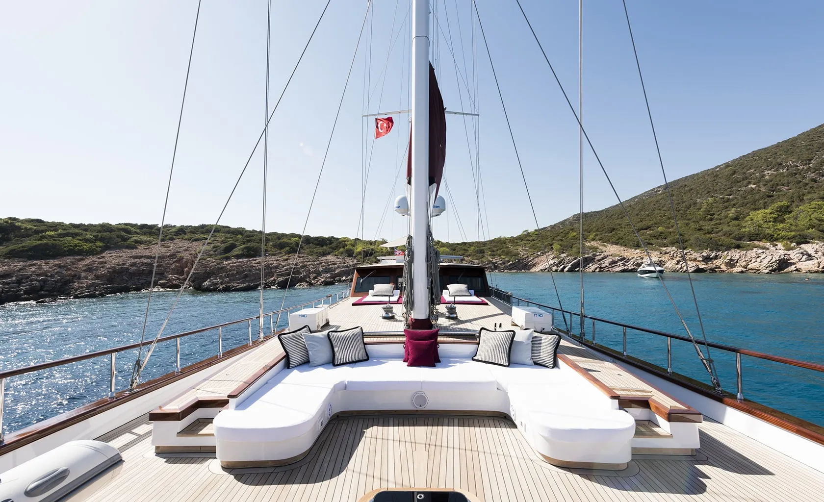 THAT'S AMORE Bow deck