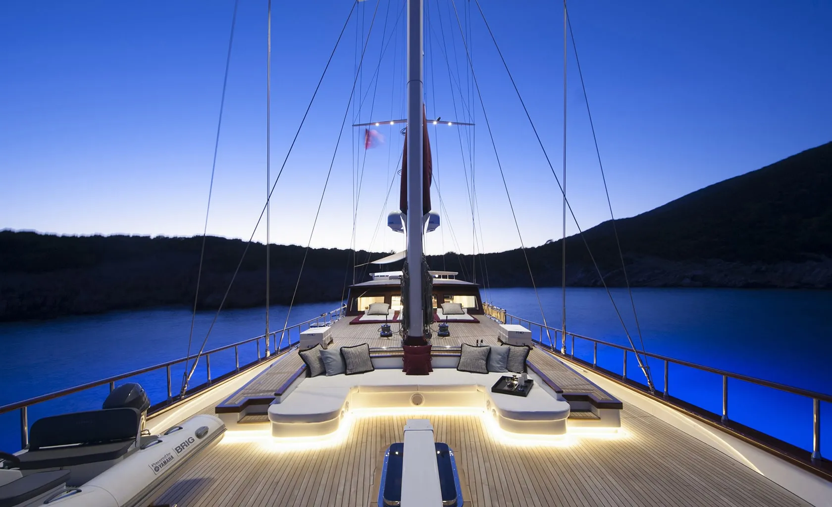 THAT'S AMORE Bow deck