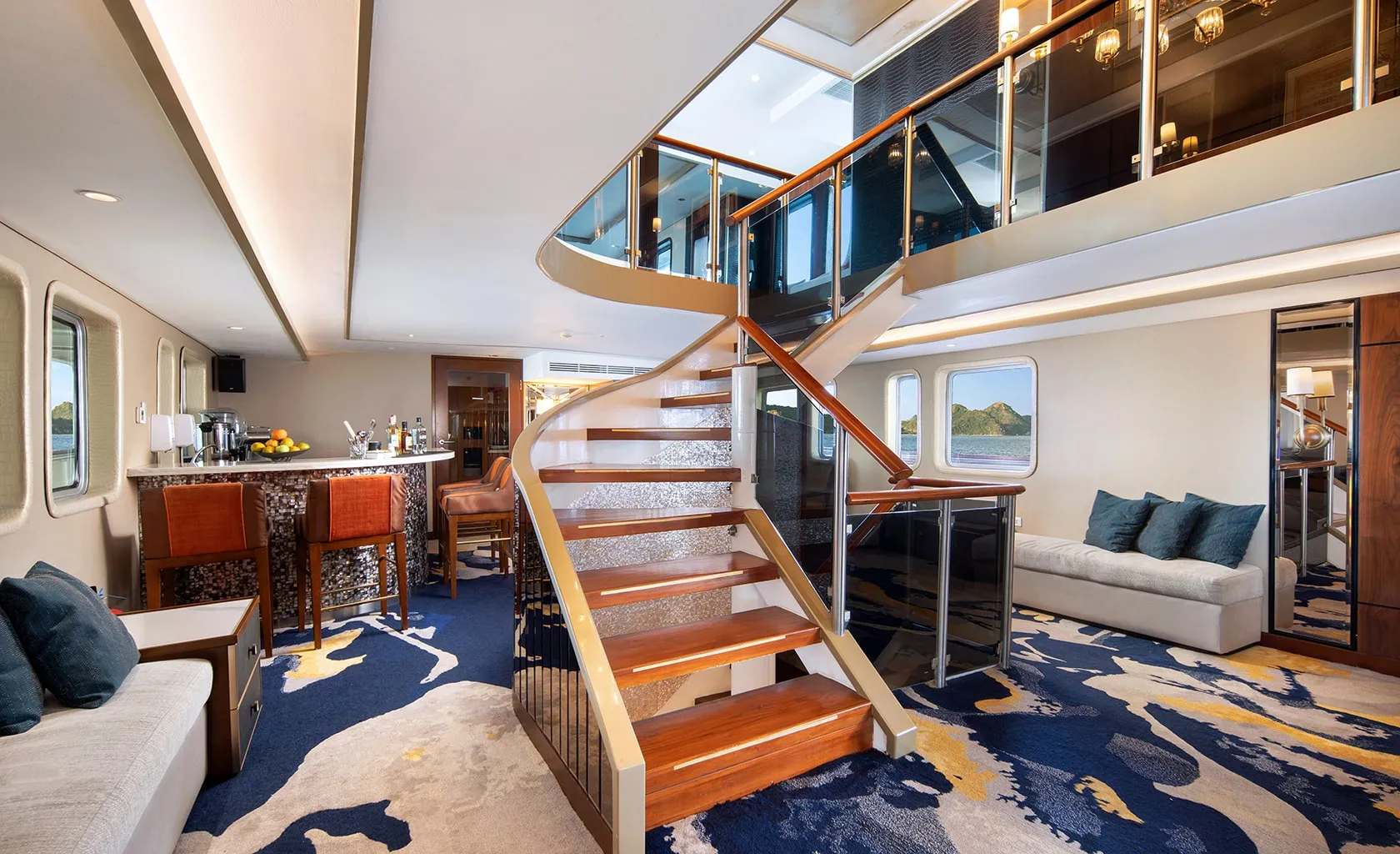 THE TRANS LUXURY YACHT Lounge area