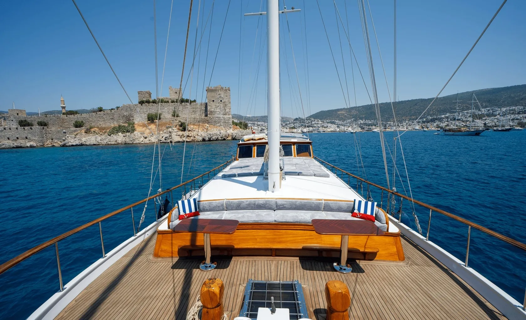 YA SELAM Bow deck