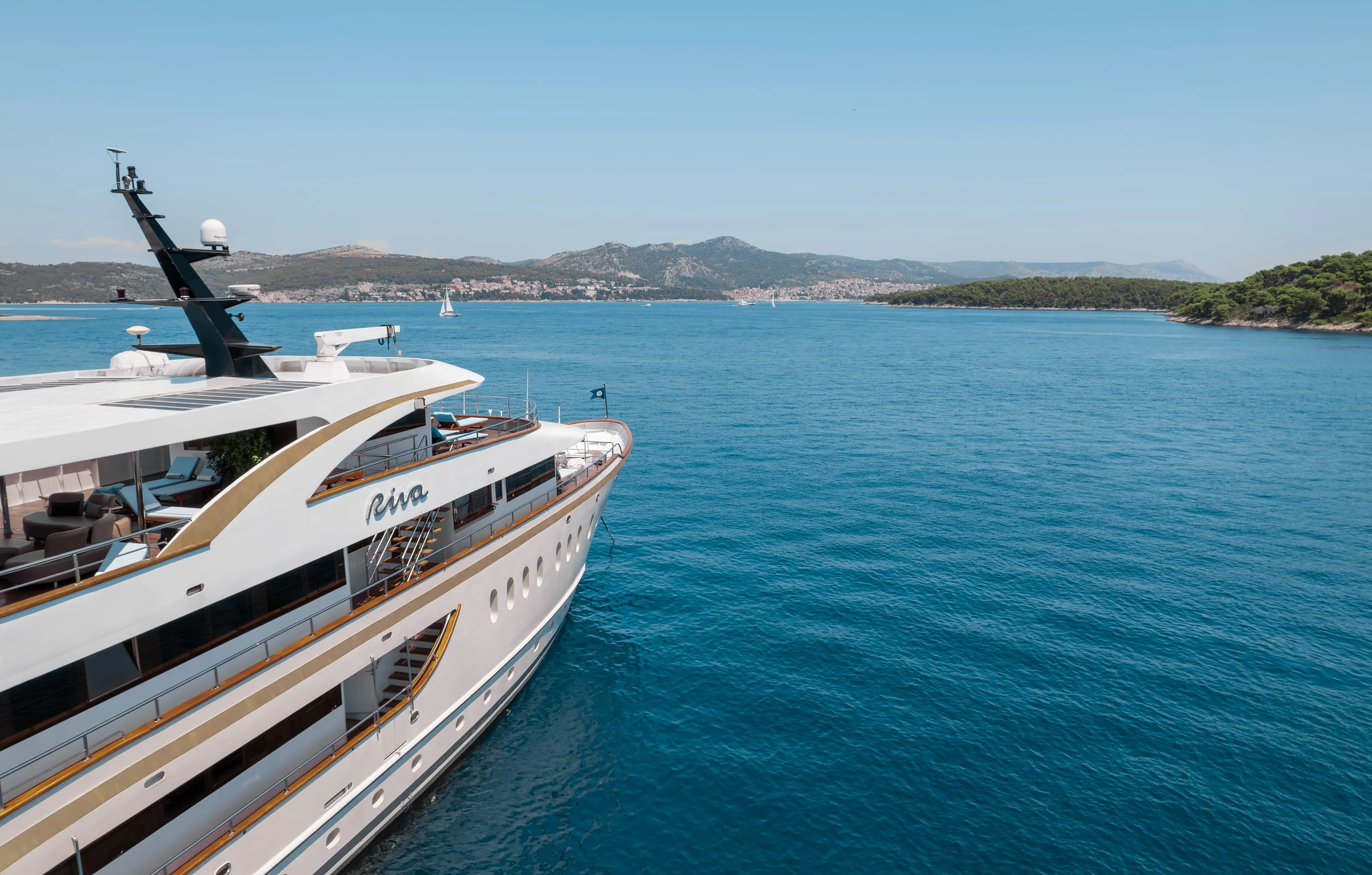 Your Complete Guide to Chartering Luxury Yachts